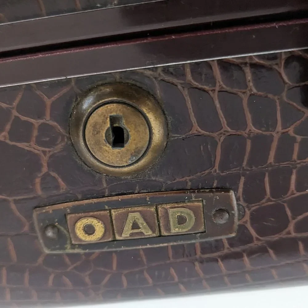 💼 Vintage Shwayder Brothers Faux Alligator Suitcase - 13 inches 💼